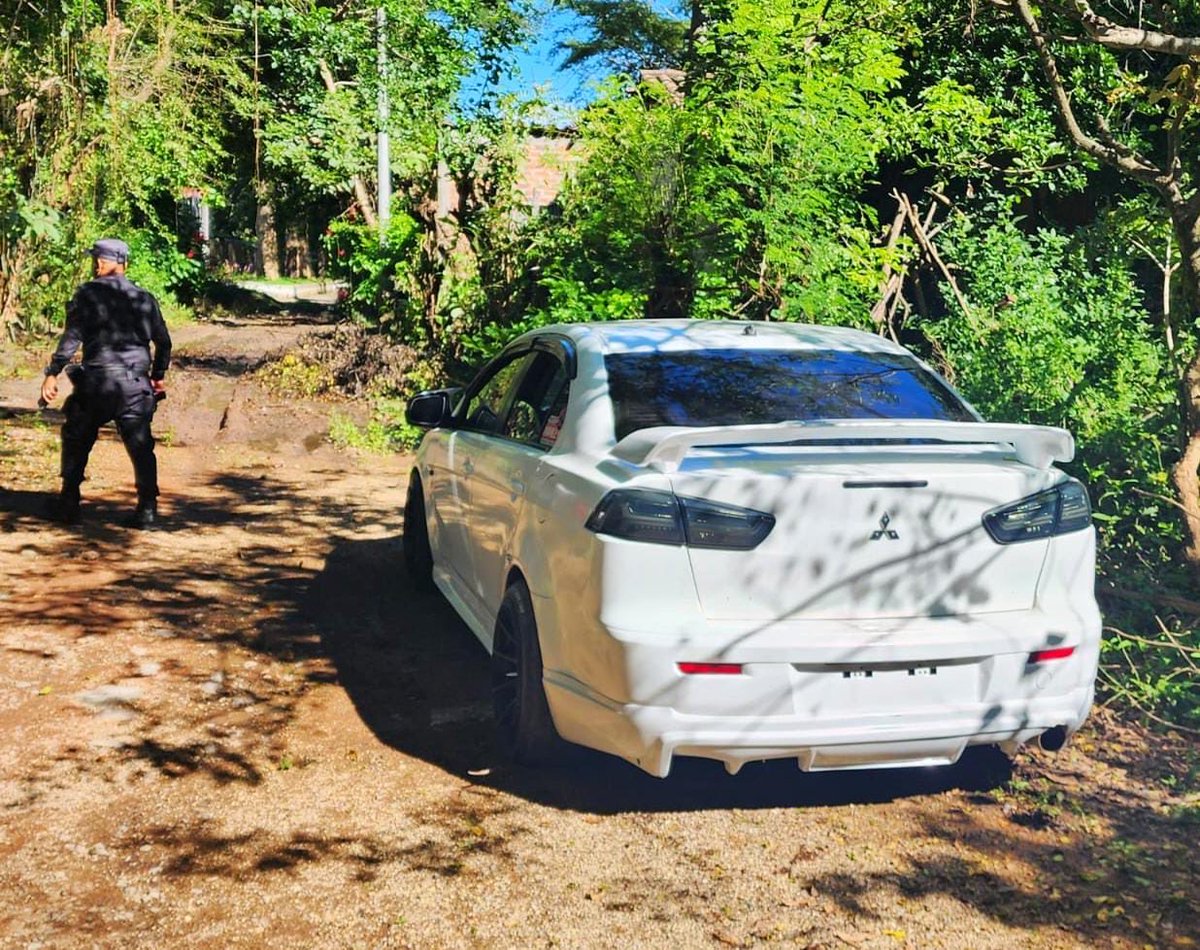 Este sujeto se hizo pasar como comprador de un vehículo y mientras se lo mostraban lo hurtó y se dio a la fuga.

Lo identificamos como Elibel Dannilson Alvarenga Flores, de 25 años.

Los hechos ocurrieron en una gasolinera del caserío Amayo, cantón Aguaje Escondido, en El