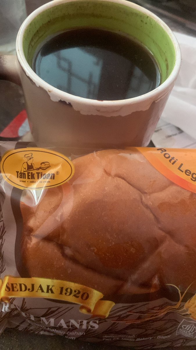 JHPrabowo_on_X's tweet image. Berhubung roti Gambangnye  keduluan mbeb yang makan..
Wal hasil kebagian roti isi daging
Yuuk Ngupi ame ngeruti Roti Legend #TanEkTjoan 

Nyapa #pagii