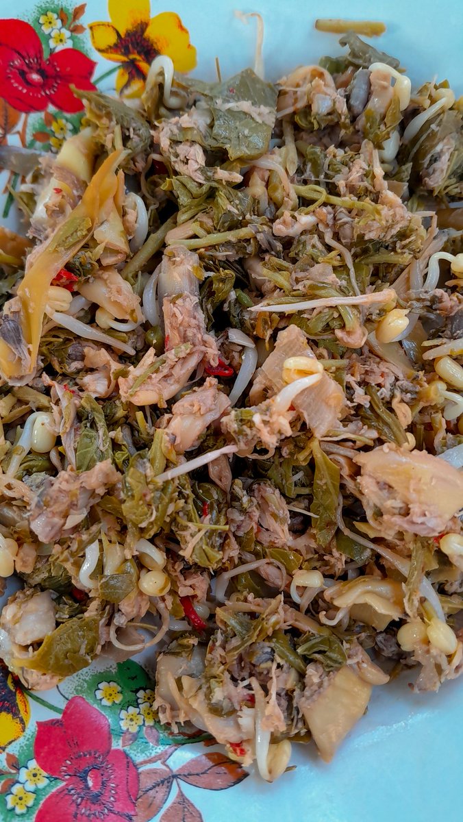 ddazzledw's tweet photo. Terong balado dan urap ini beli, sebungkus harganya 2.500, walaupun udah beli masakan nanti tetep masak lagi.
Jangan lupa sarapan man teman ✨️
#potret https://t.co/DvUPcvtzJ0