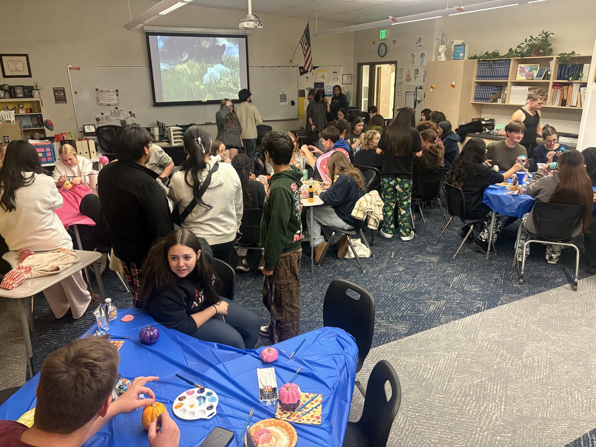 Frederick_HS's tweet image. One clear sign of a school students love: they keep coming back even when class isn’t in session! 🎃🎬 Tonight @FreddyHS_StuCo hosted a movie and pumpkin carving night. @svvsdsupt @svvsdbissonette #StVrainAdvantage @MsPrechtFHS
