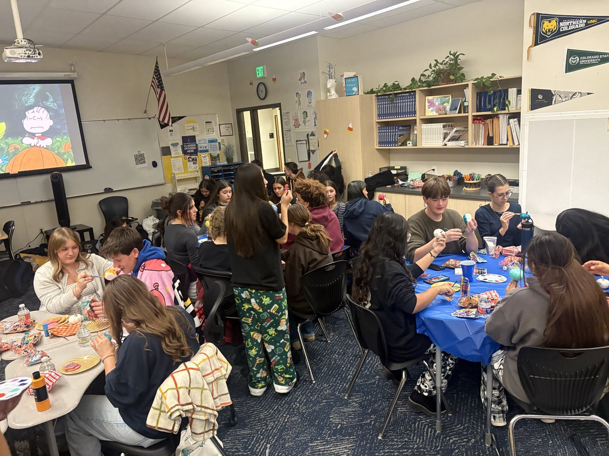 Frederick_HS's tweet image. One clear sign of a school students love: they keep coming back even when class isn’t in session! 🎃🎬 Tonight @FreddyHS_StuCo hosted a movie and pumpkin carving night. @svvsdsupt @svvsdbissonette #StVrainAdvantage @MsPrechtFHS