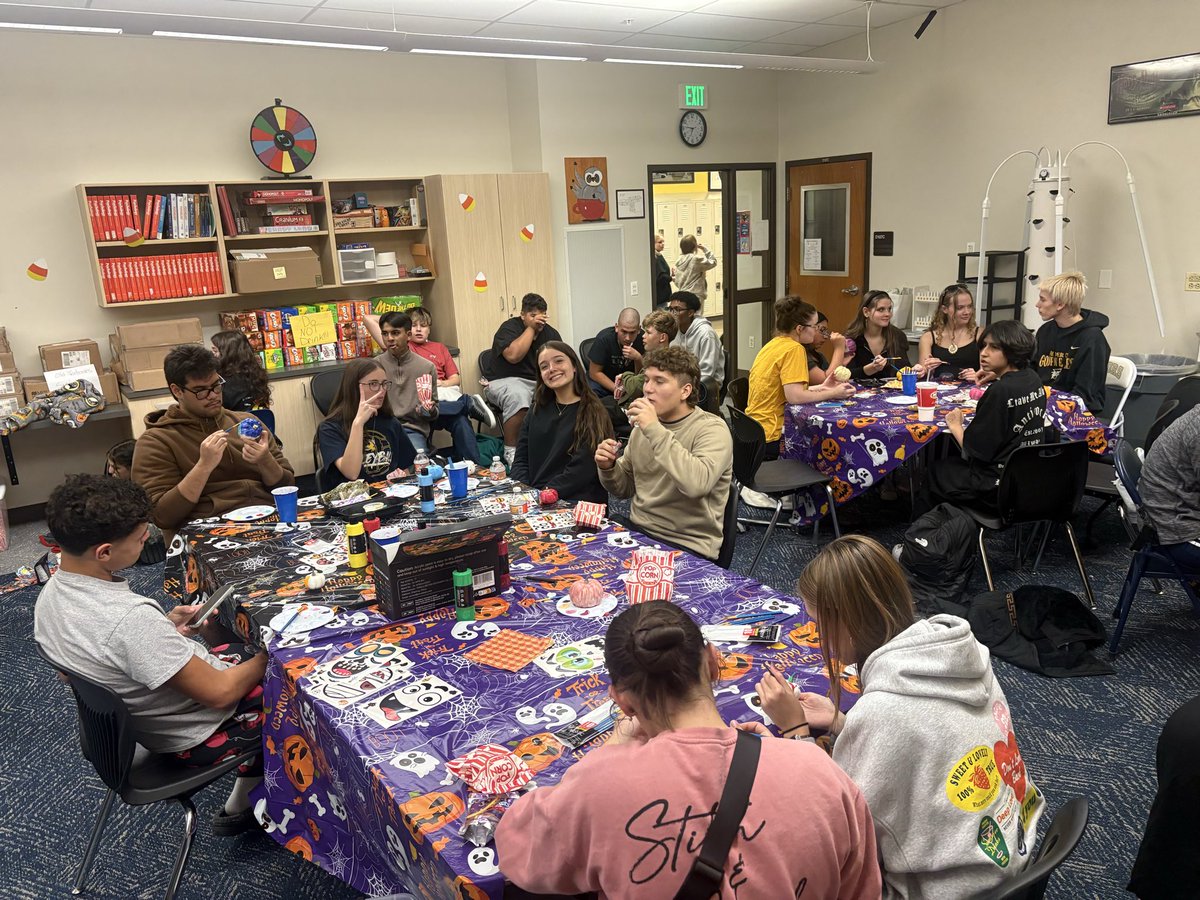 Frederick_HS's tweet image. One clear sign of a school students love: they keep coming back even when class isn’t in session! 🎃🎬 Tonight @FreddyHS_StuCo hosted a movie and pumpkin carving night. @svvsdsupt @svvsdbissonette #StVrainAdvantage @MsPrechtFHS
