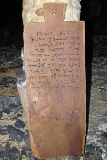 joe_chenard's tweet image. A beautifully preserved Palmyrene Aramaic inscription on a wooden board which was left standing upright in a cave on the island of Socotra.
