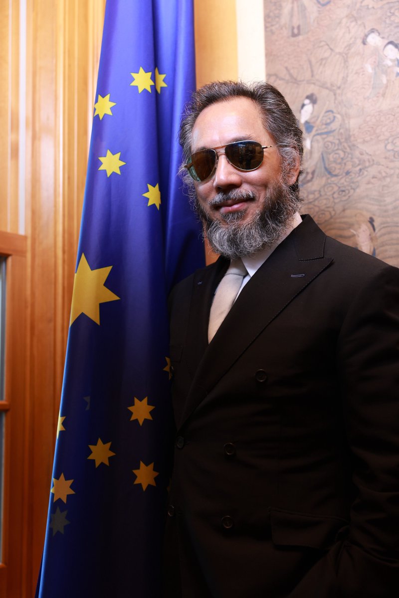 即使身陷囹圄，即使在凌晨 4 点被迫在寒冷中瑟瑟发抖，他的仅有的几杯泡面和书本被没收，他仍然在为他人、为这个世界——而不仅仅是为了他自己——而战斗🙏🙏🙏