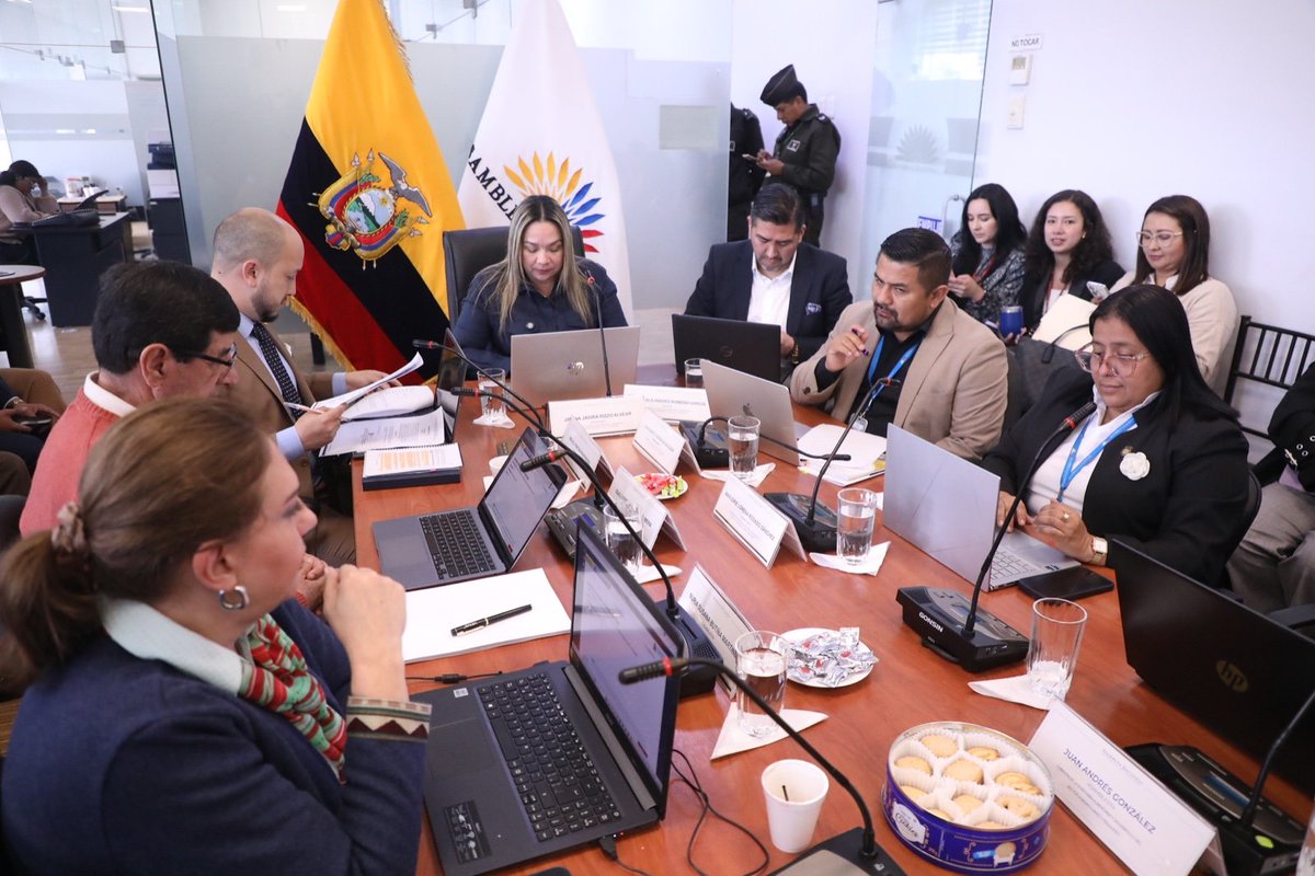 LorenaRosadoS's tweet photo. Seguimos adelante con la ayuda de Dios, desde la Comisión de Soberanía Alimentaria y Desarrollo del Sector Agropecuario y Pesquero abordamos temas clave para fortalecer el campo ecuatoriano.

En Comisión General, recibimos valiosos aportes para el Proyecto de Ley de Desarrollo Agropecuario, que busca impulsar el progreso y bienestar de nuestras familias rurales.

¡Que el Señor bendiga siempre al Guayas y a nuestro querido Distrito 4! 🌾🇪🇨

Mientras haya vida, hay esperanza. ✨