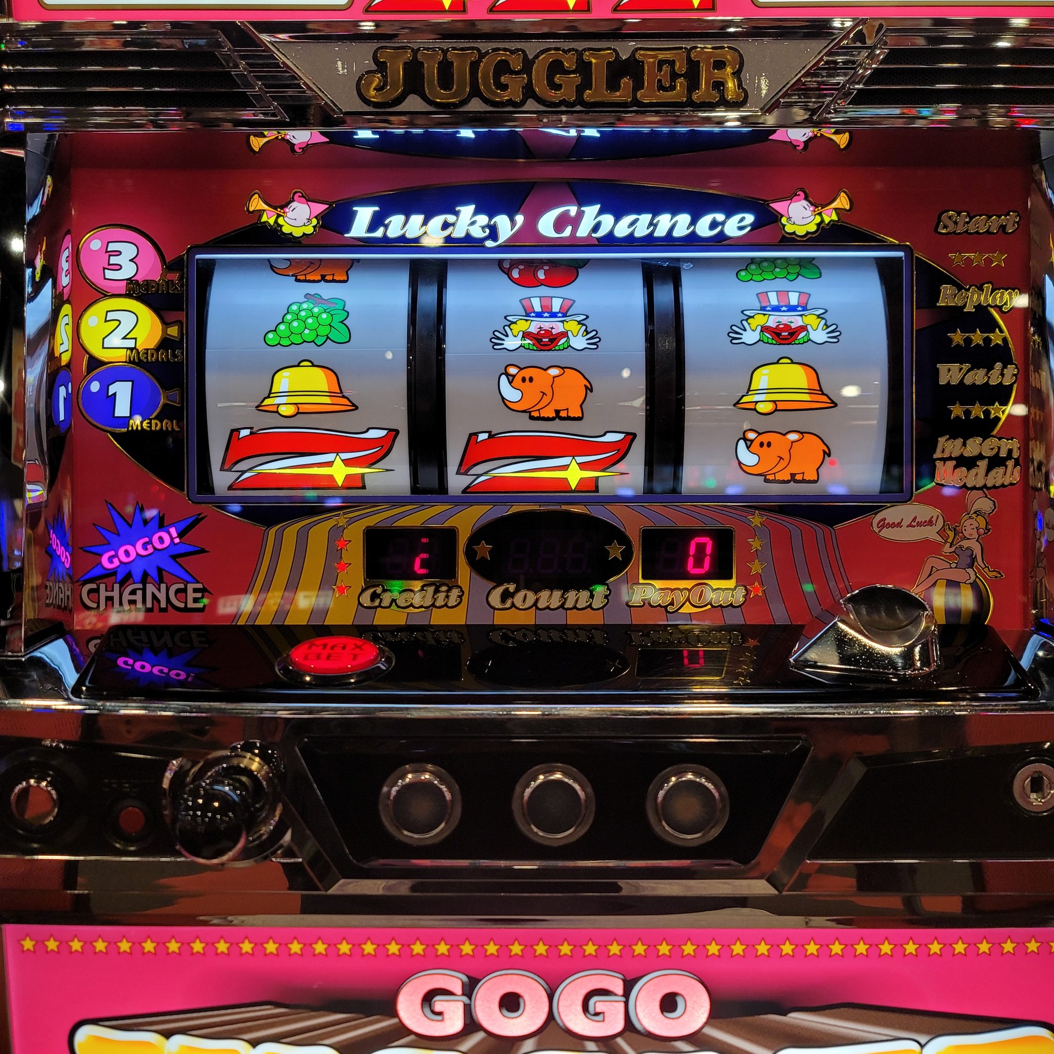 WHO IS KING スロットマシン WHO IS KING スロットマシン