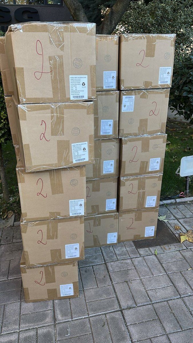 Roombanker_Tech's tweet photo. A great day for Roombanker in Romania! 📦

Our products have successfully arrived at our distributor's warehouse. Seeing the team in action is a testament to our strong partnership.

Roombanker is now stocked and ready in Romania. A big step forward for our presence in the region.

Reach out to our partner SSG Security to get yours.

#Romania #Security #Distribution #HomeSecurity #Partnership
