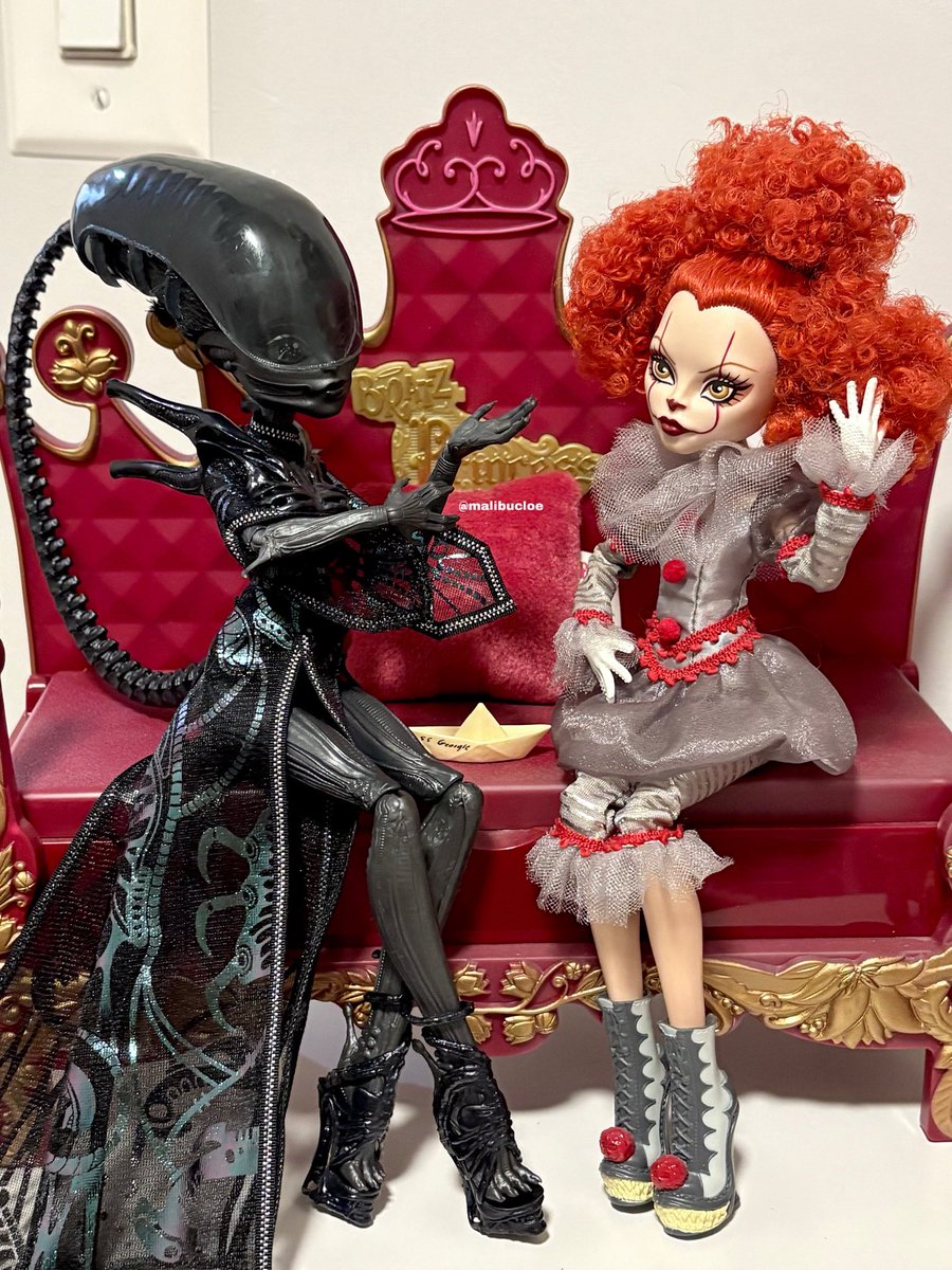 that moment when you, a queen, come across another queen, and discuss how best to maximize your joint slay