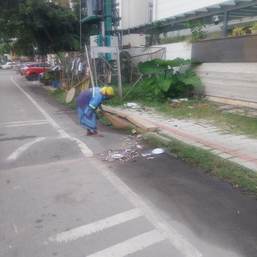 vasumogan's tweet image. All the hardwork of cleaning the city after Diwali is on them. Silent Warriors.