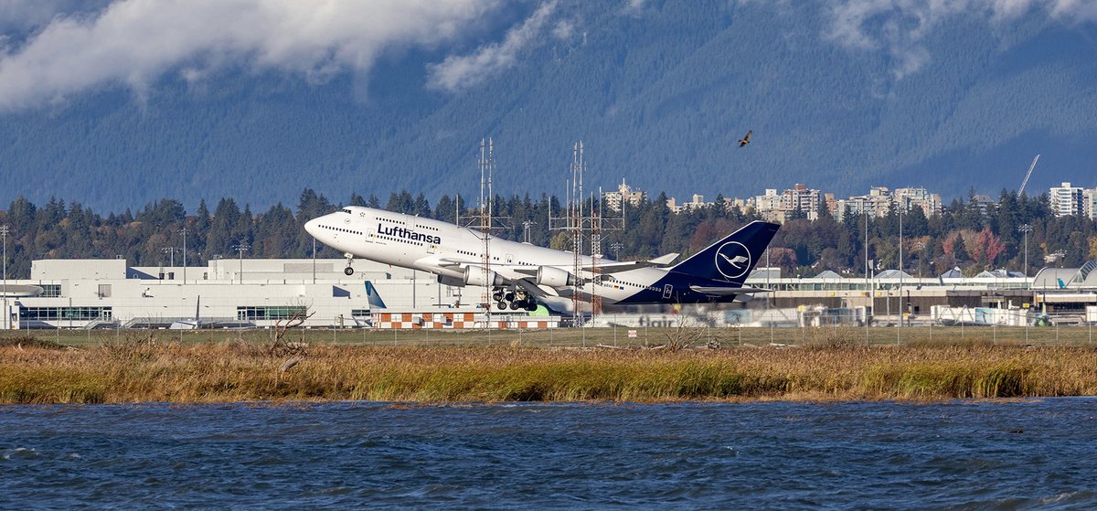 Kent_YVR's tweet image. It was a rainy Saturday in Vancouver, but then this sun (and wind) on SUNday ☀️ @lufthansa @BoeingAirplanes 747 D-ABVU LH493 departure at YVR for FRA