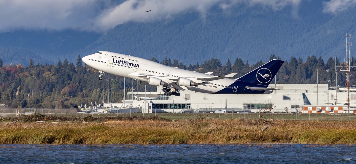 Kent_YVR's tweet image. It was a rainy Saturday in Vancouver, but then this sun (and wind) on SUNday ☀️ @lufthansa @BoeingAirplanes 747 D-ABVU LH493 departure at YVR for FRA