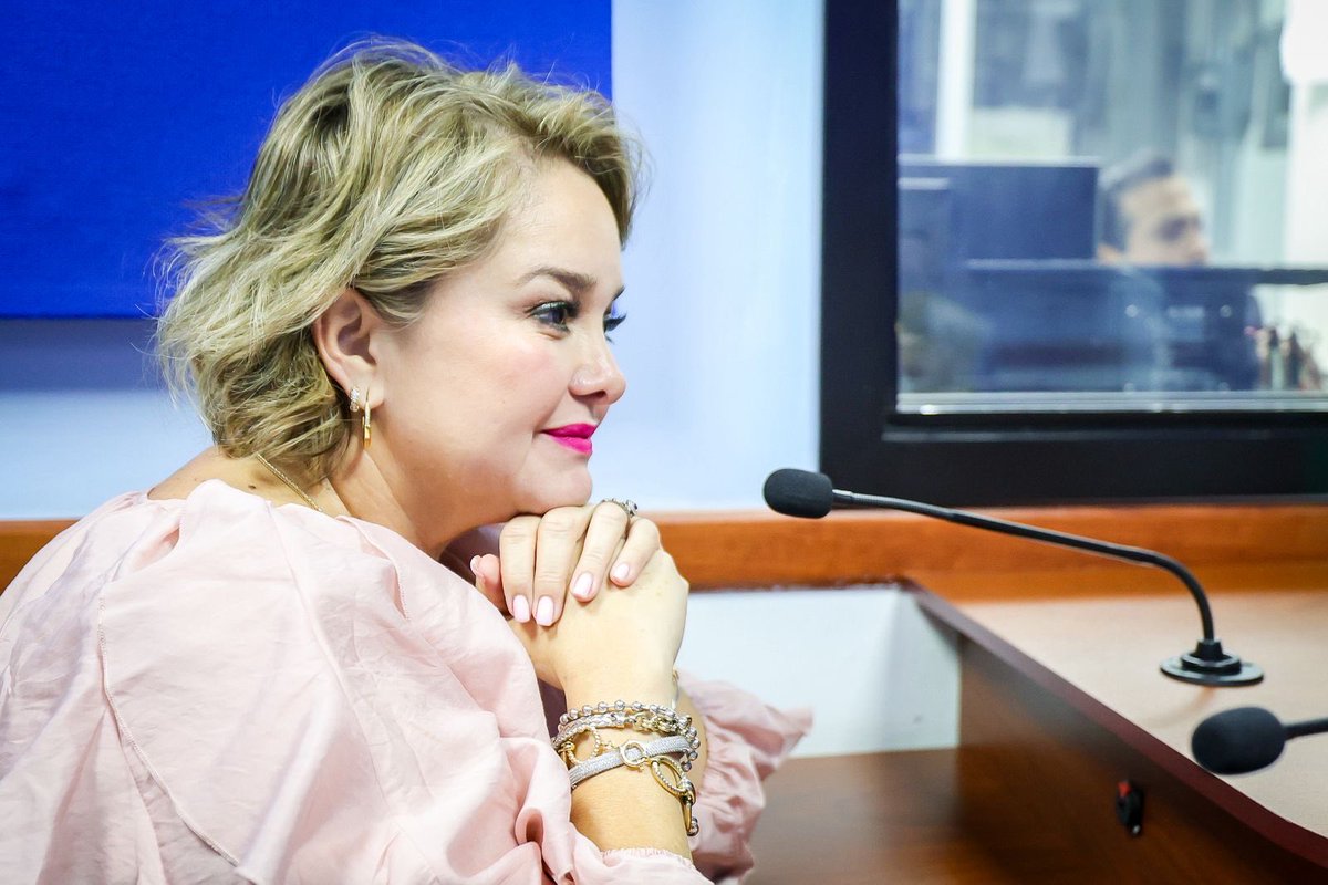 La presidenta de nuestro Sistema DIF Sinaloa, la Dra. <a href="/EneydaRocha/">Eneyda Rocha</a> , estuvo en Radio Fórmula Sinaloa, compartiendo información sobre los programas Recuperando Sonrisas y Cuadrangular del Bienestar, acciones que fortalecen la salud y el bienestar de las y los sinaloenses. 🩷