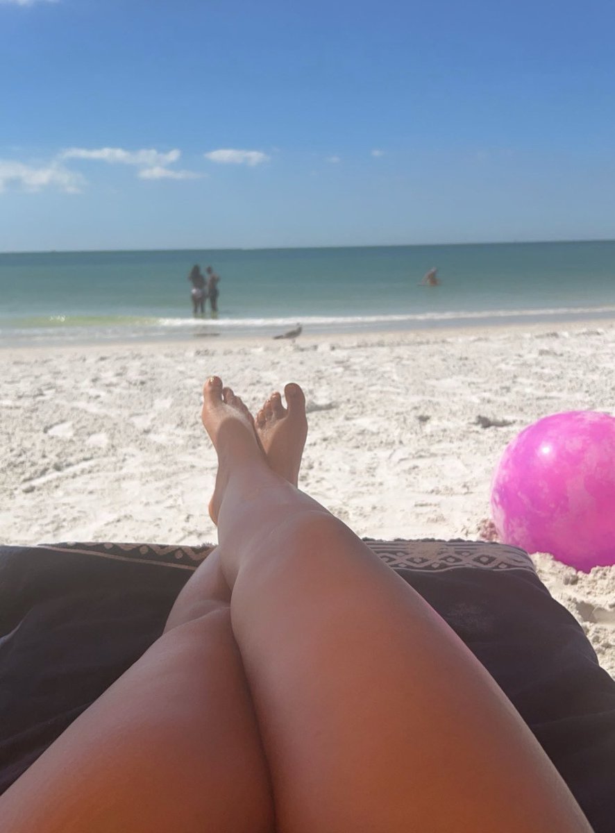 ccthebrattt's tweet image. i’ll just sit here by the beach while u hand me cash