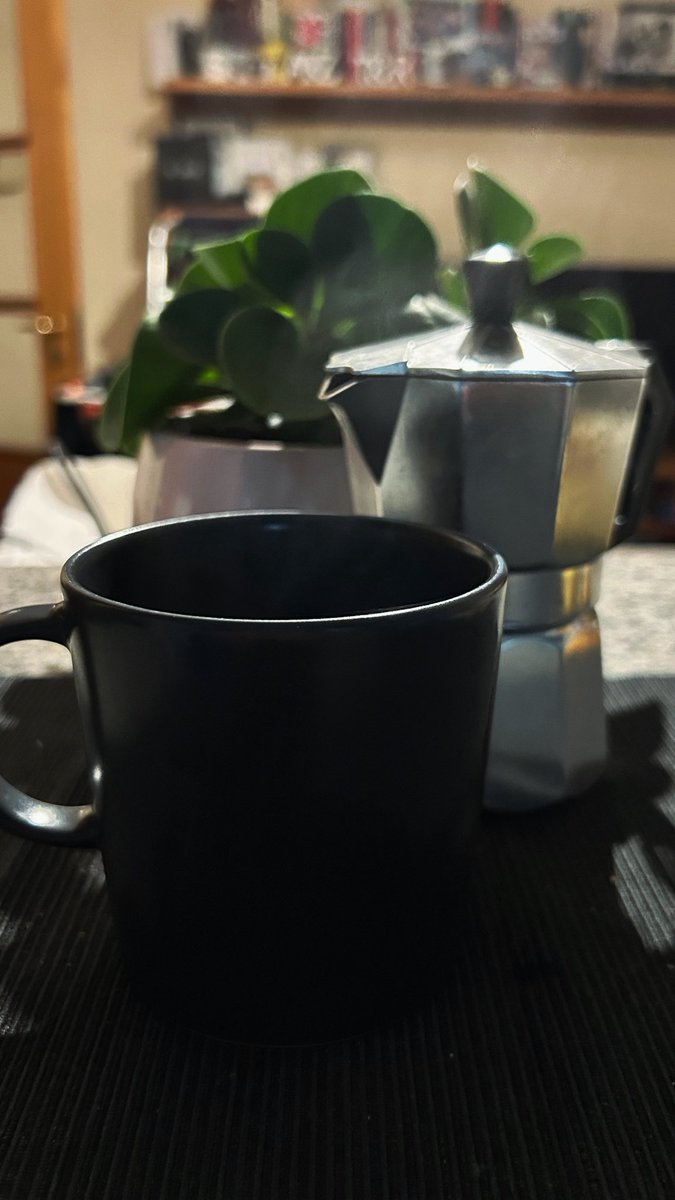 Hoy el café de la mañana no está hecho en la espresso, hoy va en cafetera italiana, como le gusta a uno de los mejores entrenadores de minibasket de este nuestro país, <a href="/MikeGimenez/">Miguel Giménez</a>, va por ti entrenador, referente, amigo.