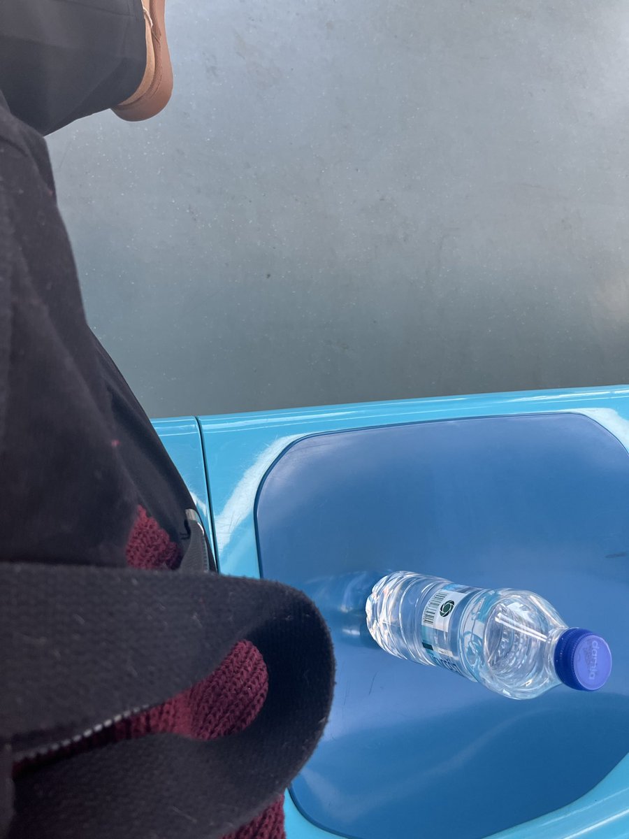 Madem yanima oturmuyosunuz ben de buraya isemeden once tuketmem gereken seyi koyarim