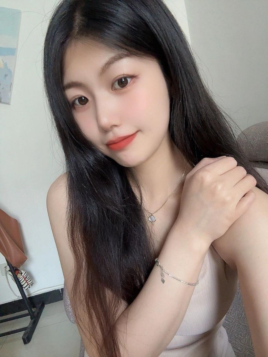 天啦，各位母人就别再端着了！
咱们天生就这母狗样，禁欲简直浪费光阴，发情期就该纵情享乐呀！
网络时代，瞧见别的母狗发骚擦边媚男得大鸡巴，你嫉妒到发狂吧？
勇敢点去享受世界，快跟闺蜜一块练骑假鸡巴，再不快跪好练媚男，烂屄都要长蜘蛛网啦！
 #反差 #母狗 #痴女