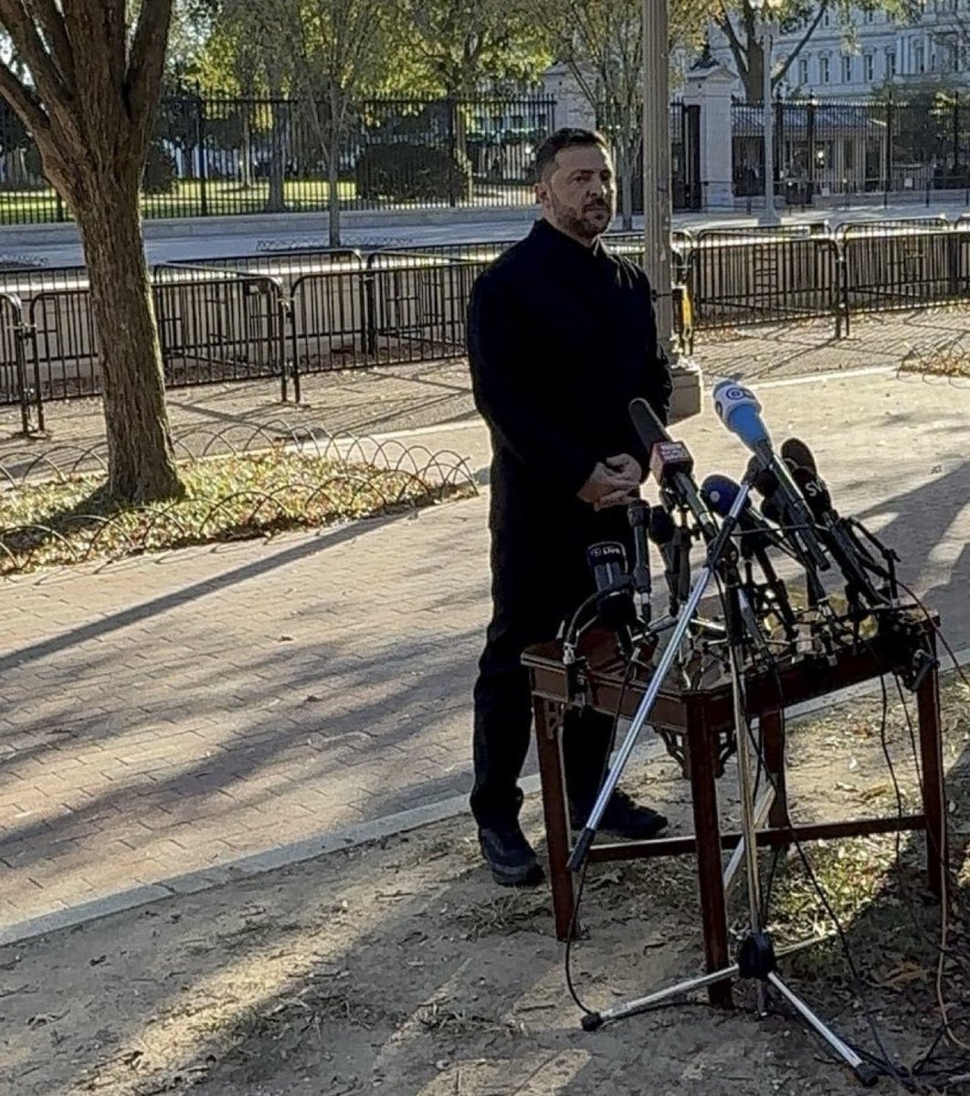 Calebkeyi's tweet image. 原本计划在10月20日白宫会谈结束后举行联合新闻发布会。
白宫新闻办公室曾在前一天临时通知媒体准备，但当天上午突然取消，仅保留“拍照环节（photo opportunity）”与闭门会谈。…