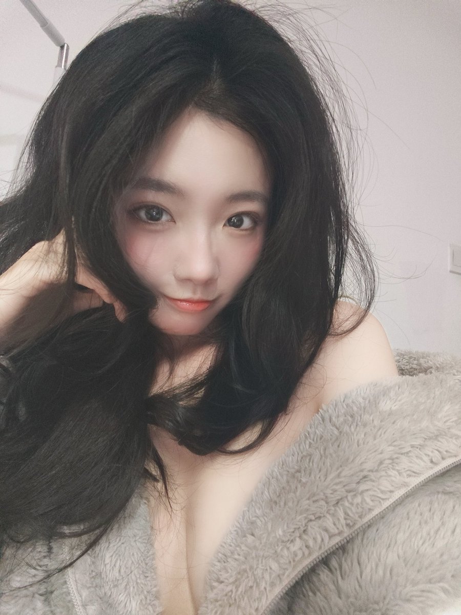 最近开始早睡 皮肤开始变好一点点啦 https://t.co/Ks6VmH5Nt0