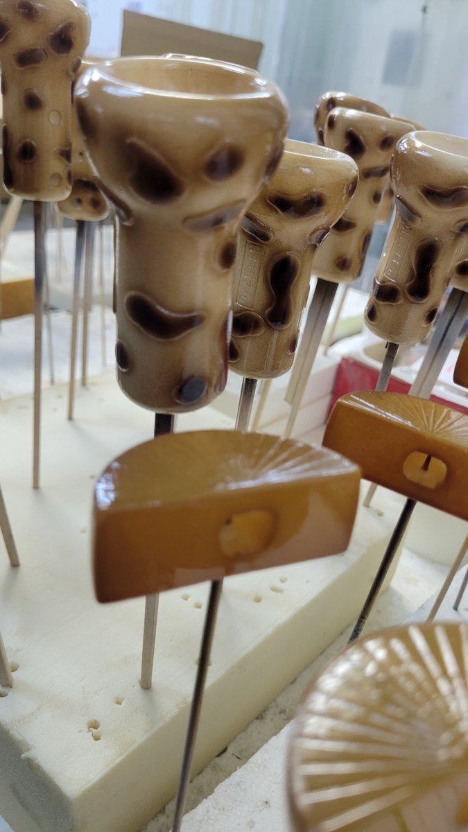 「マグロだら？」増産中🐟
マグロの中からツナ缶（とろつな・しろつな）出てきます。ツナ缶がすべり止めになって傘を支えてくれます。
「あ、マグロ付いてる傘私のよ～」
夢のおでけんも増産中
#マグロだら #サバだら #シズデコラボ #エクタス #傘チャーム #ファクハク  #夢のおでけん  #静岡おでん