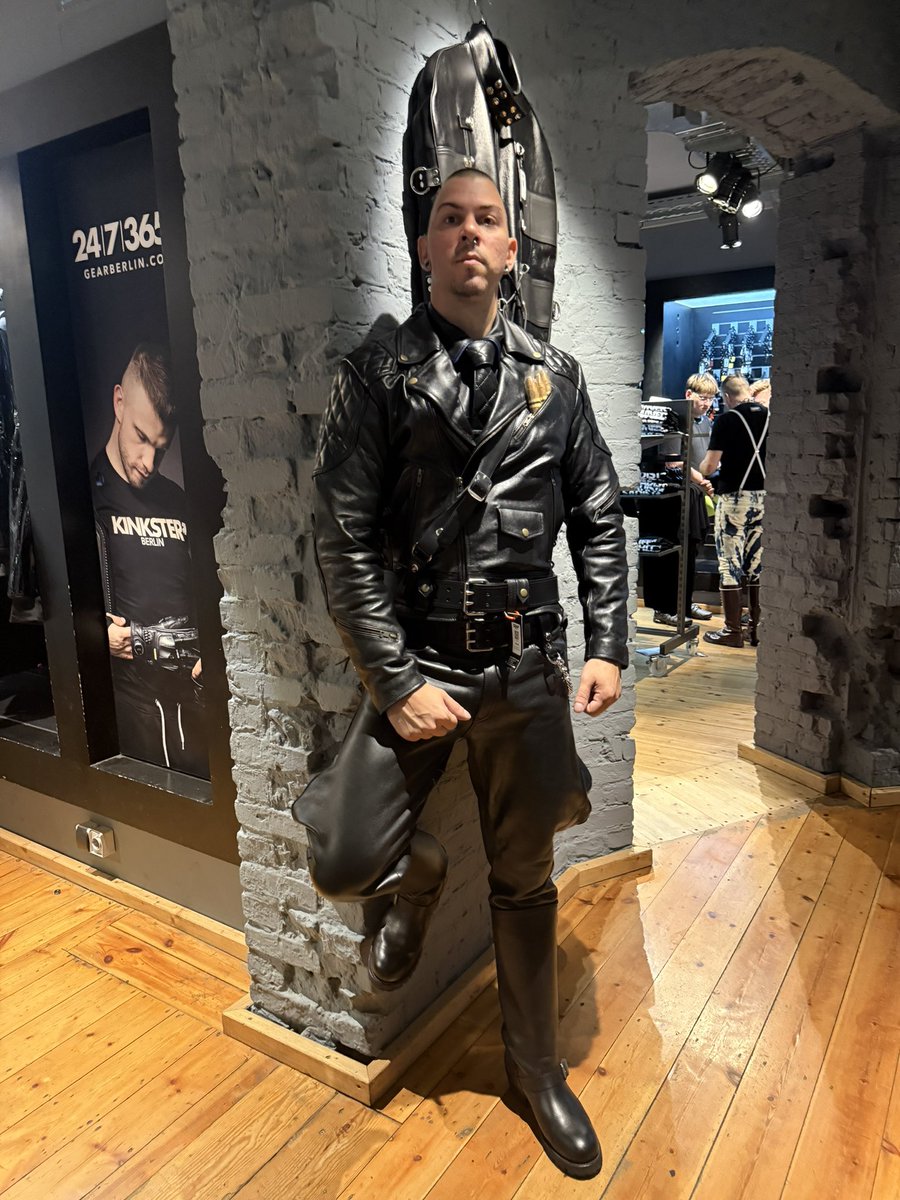 Bow down, on your knees and kiss MY boots, loser!