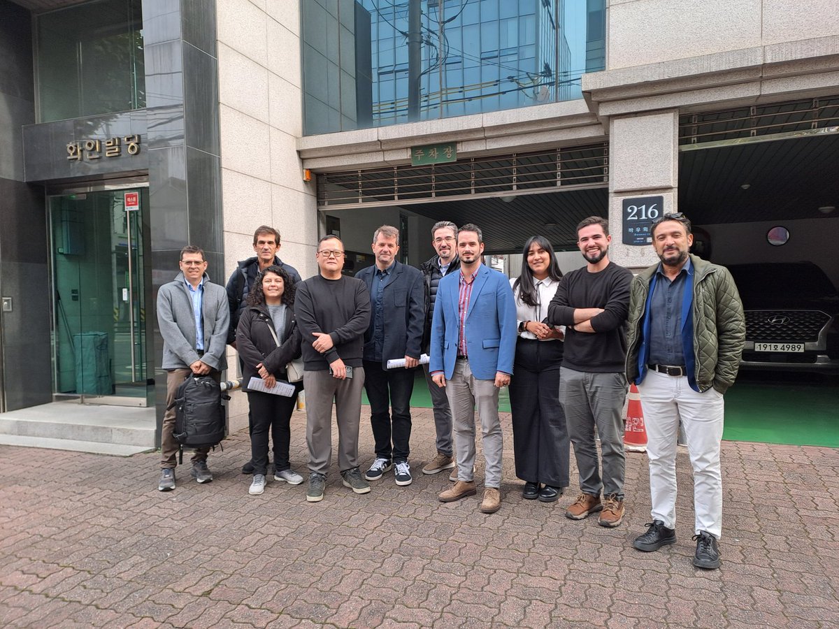 LabORA_robotics's tweet image. 🇰🇷 DAY 2: LabORA in Seoul  
4⃣ Wonderful Platform – AI & robotics for dementia prevention & care (📸 1) 
🤝 Company presentation and meeting with Louis Lee, CMO (📸 2) 
#AssistiveRobotics #Seoul