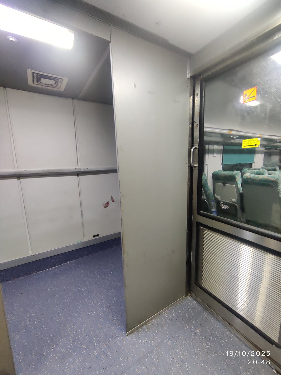 public_pulseIN's tweet image. Coach manufacturers of @RailMinIndia please understand passenger travel patterns before designing.

This luggage space in Intercity trains is practically useless. Instead, 10 more seats could easily be added per coach!
@rajtoday

#IndianRailways #TrainDesign #PublicTransport