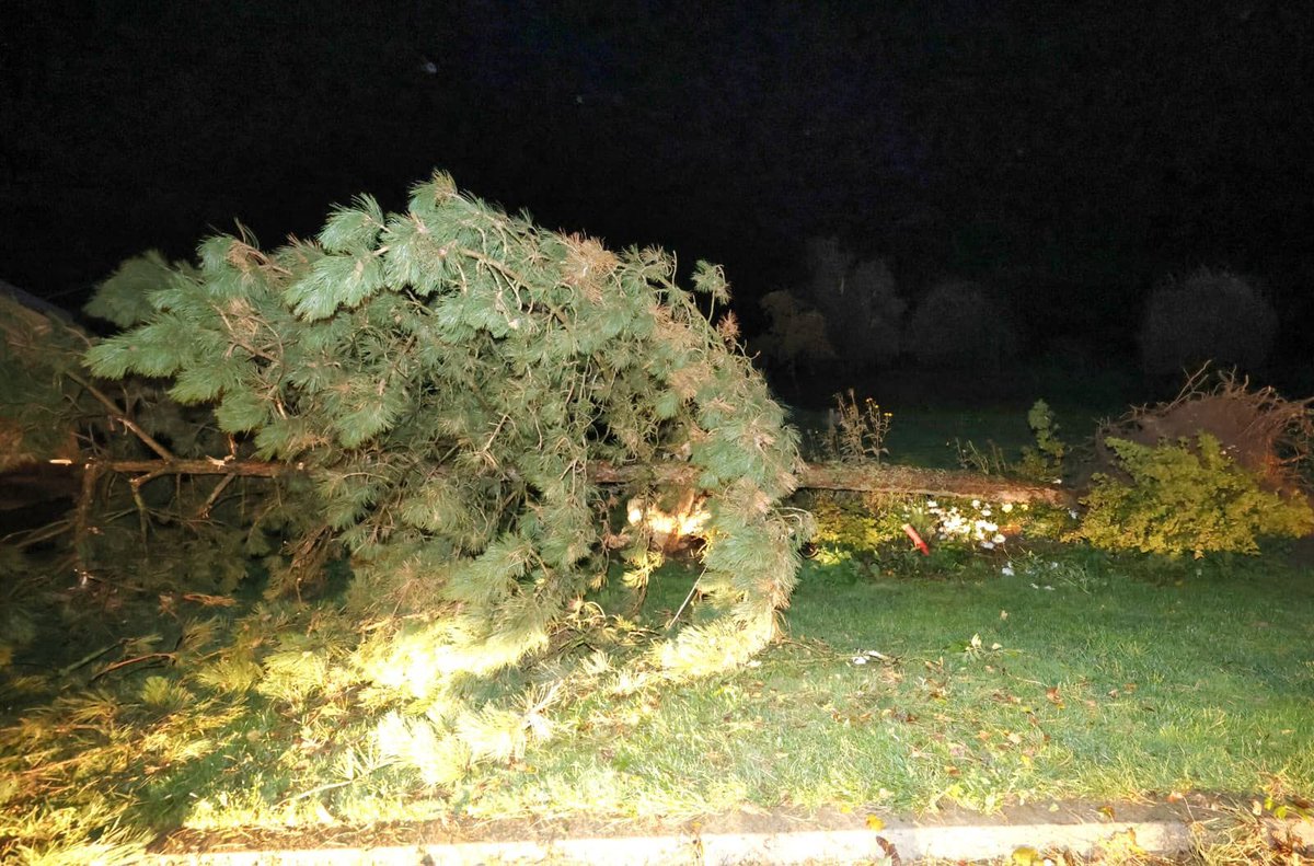 lerepu's tweet image. Toitures arrachées, arbres déracinés... Une tornade fait des dégâts à Chambley-Bussières 

➡️ c.republicain-lorrain.fr/faits-divers-j…