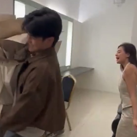 so dahil namamanghi na ako rito sa backstage ng nft ang dami ko nang napansin. etong si pogi after makita yung reaksyon ni kikay over naman sa ngiti. na para bang sobrang proud sa nagawa niya hahaha. kahit 144p pa yan kita pa rin lawak ng ngiti mo ssob 😩