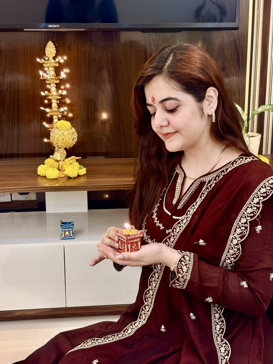 mandatory diwali pose 🪔 

शुभ दीपावली ✨🧨