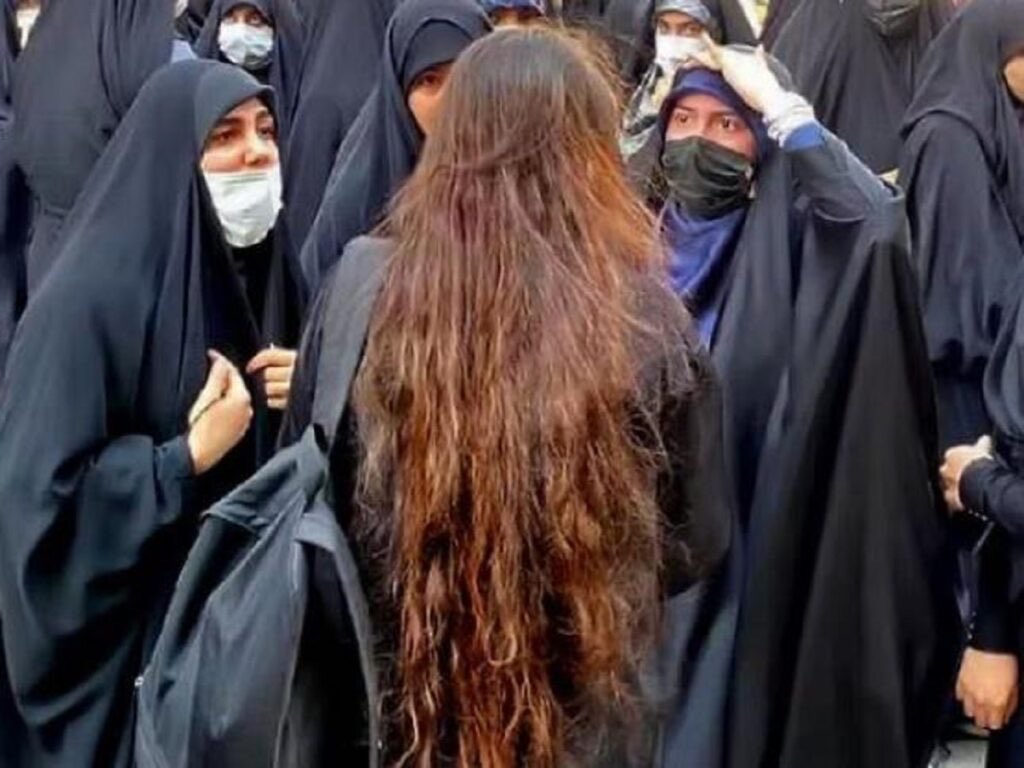 Das islamische Diktaturregime will allein in Teheran 80.000 neue Kräfte einstellen, nur um Frauen zu unterdrücken und ihre Freiheit weiter einzuschränken.
Trotzdem setzen die Frauen im #Iran ihren zivilen Widerstand mutig fort.

#WomanLifeFreedom 
#زن_زندگی_آزادی