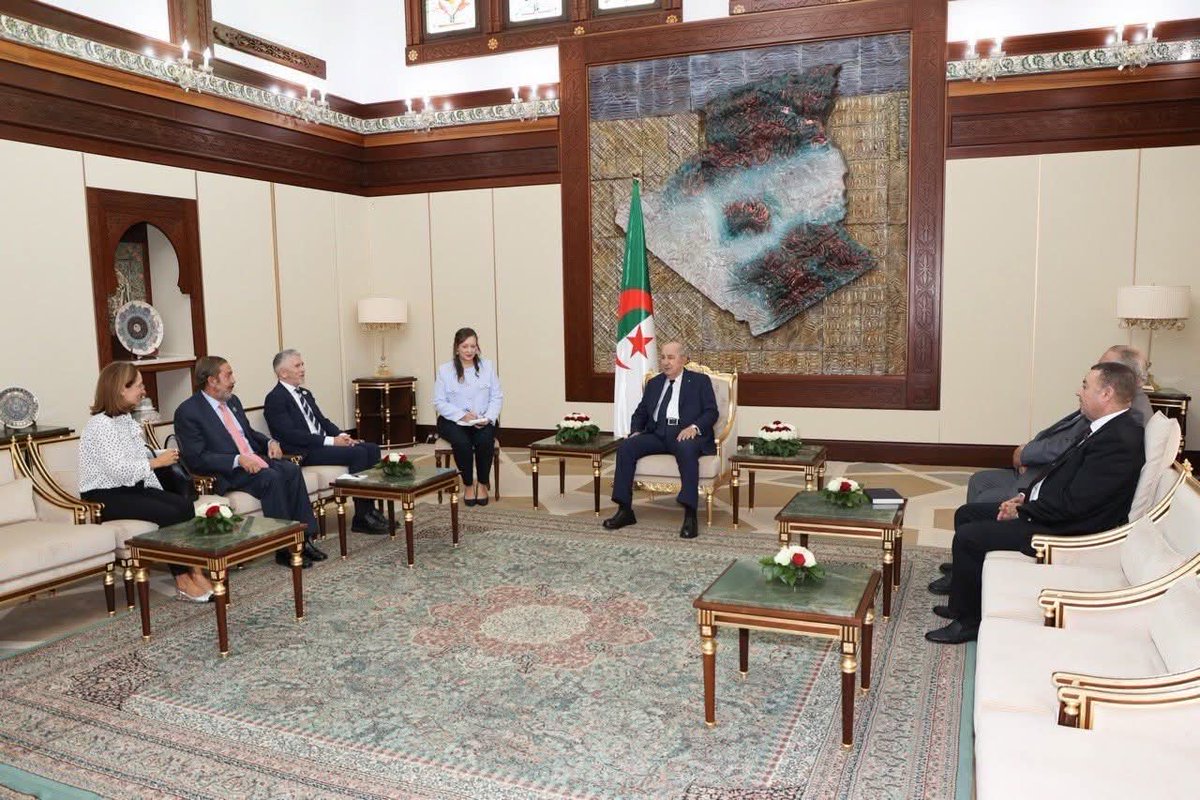 استقبل رئيس الجمهورية، السيد <a href="/TebbouneAmadjid/">عبدالمجيد تبون - Abdelmadjid Tebboune</a> ،  وزير الداخلية الإسباني السيد فرناندو غراندي مارلاسكا غوميز.
🇩🇿 🇪🇸
facebook.com/share/p/19rdiN…