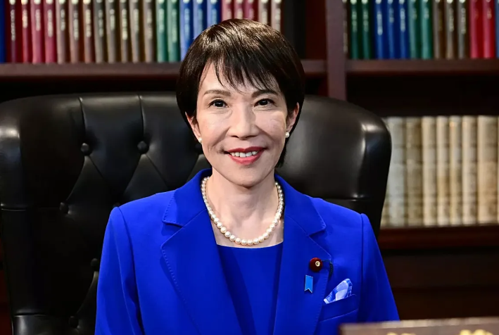 Macronextcom's tweet photo. 🇯🇵 Sanae Takaichi zostaje pierwszą w historii kobietą, która objęła funkcję premiera Japonii. 

Przy okazji powołania nowego rządu, Satsuki Katayama zostanie pierwszą w Japonii  kobietą, która obejmie fotel ministra finansów. https://t.co/aYTdIJqlPQ