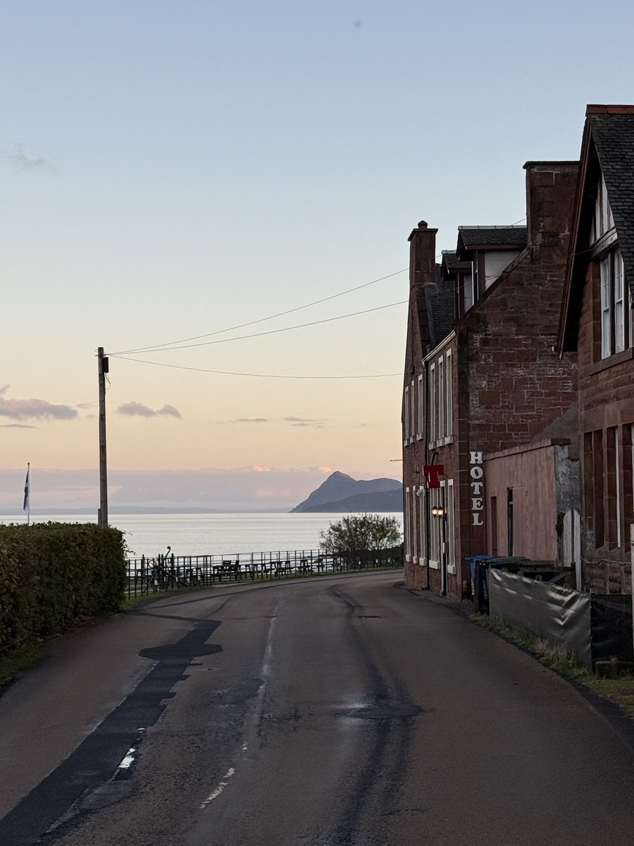 Lovethisland_'s tweet image. Corrie. Isle of Arran.

“Come away with me, in the night …”

#clydeislands #Scotland