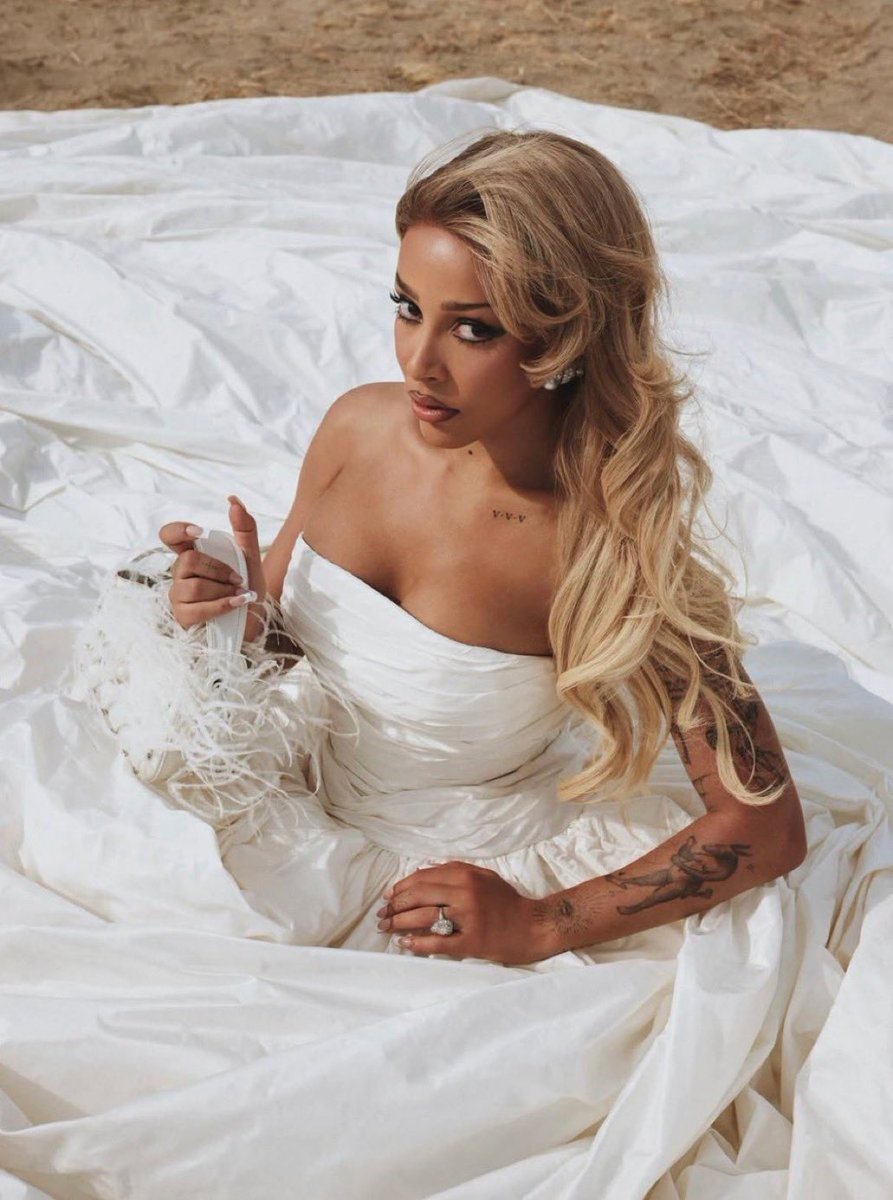 dojabases's tweet image. Happy 30th birthday Doja Cat!! 💕