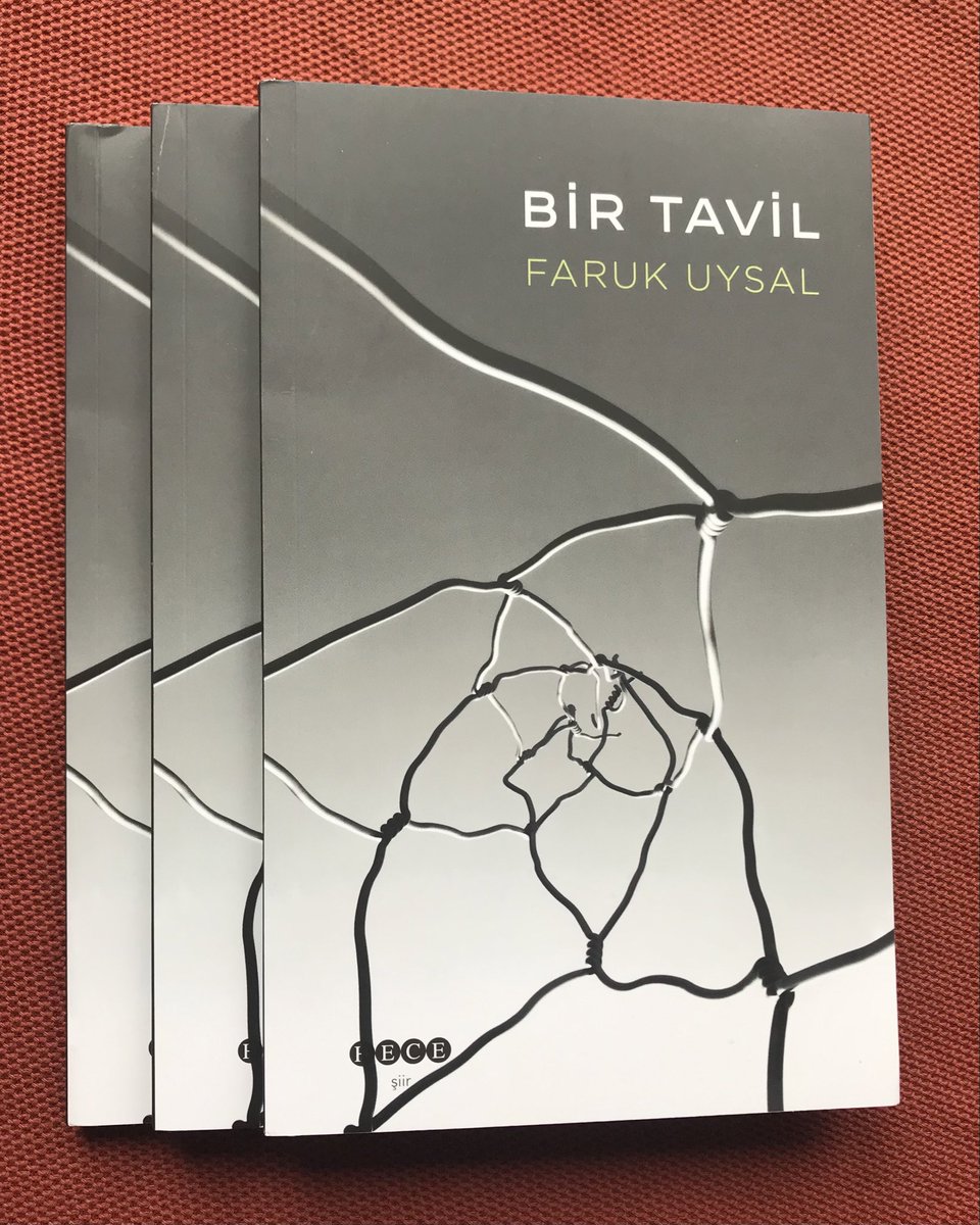 Kimi şiirler birden doğar,
söz henüz düşünceyi tanımadan.
Bazılarıysa, uzun bir suskunluktan —
derin bir iç yolculuktan süzülerek gelir.
 
Bir Tavil: hem kıvılcım hem kül.
 
Almak isteyenler için adres:
hece.com.tr/urun/bir-tavil
