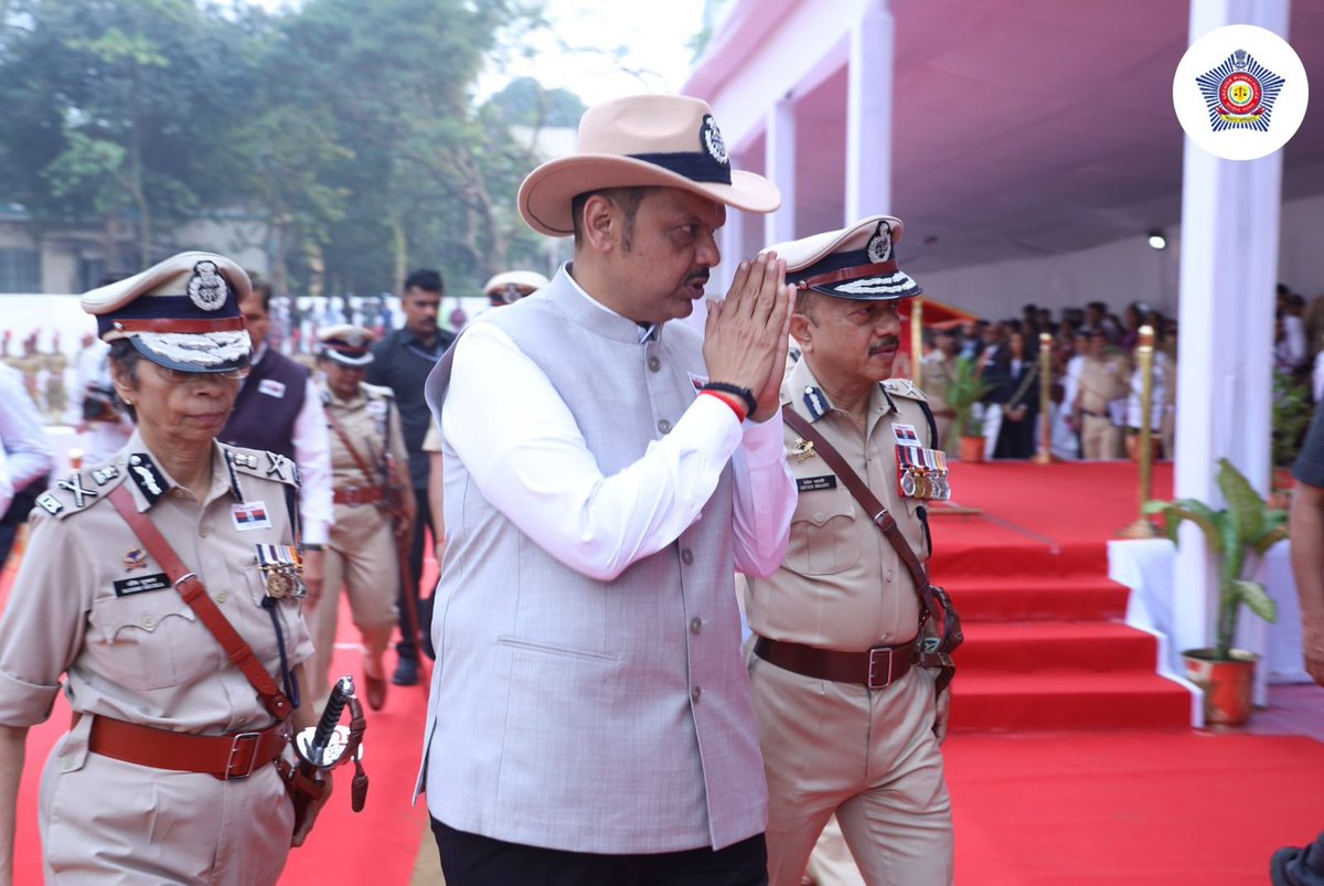 CPMumbaiPolice's tweet image. On #PoliceCommemorationDay, paid my deep respect to the brave officers who laid down their lives in the service of our city and our nation at Naigaon Headquarters, along with Hon. Chief Minister @Dev_Fadnavis , Hon. Gaurdian Minister @MPLodha &amp;amp; @DGPMaharashtra Rashmi Shukla.…