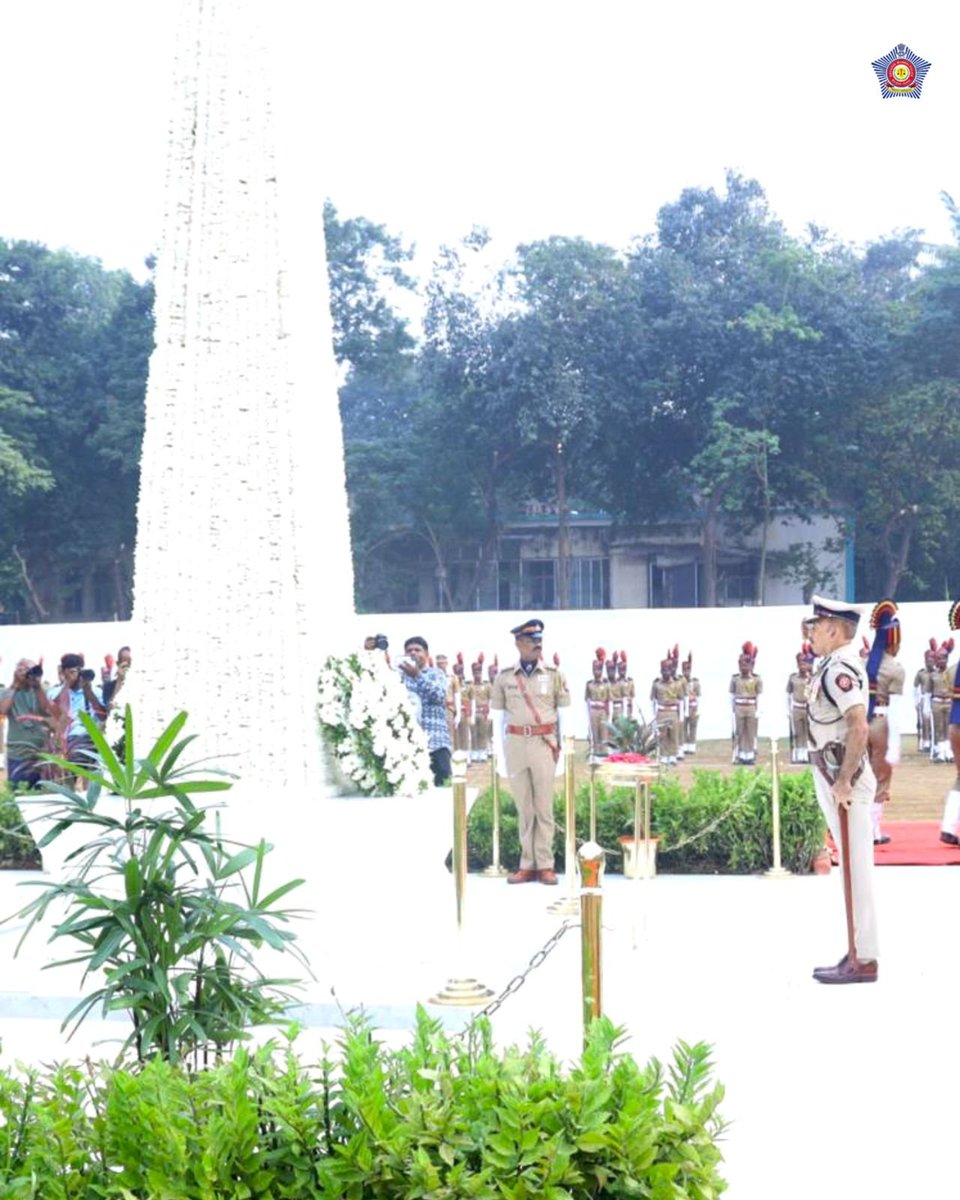 CPMumbaiPolice's tweet image. On #PoliceCommemorationDay, paid my deep respect to the brave officers who laid down their lives in the service of our city and our nation at Naigaon Headquarters, along with Hon. Chief Minister @Dev_Fadnavis , Hon. Gaurdian Minister @MPLodha &amp;amp; @DGPMaharashtra Rashmi Shukla.…