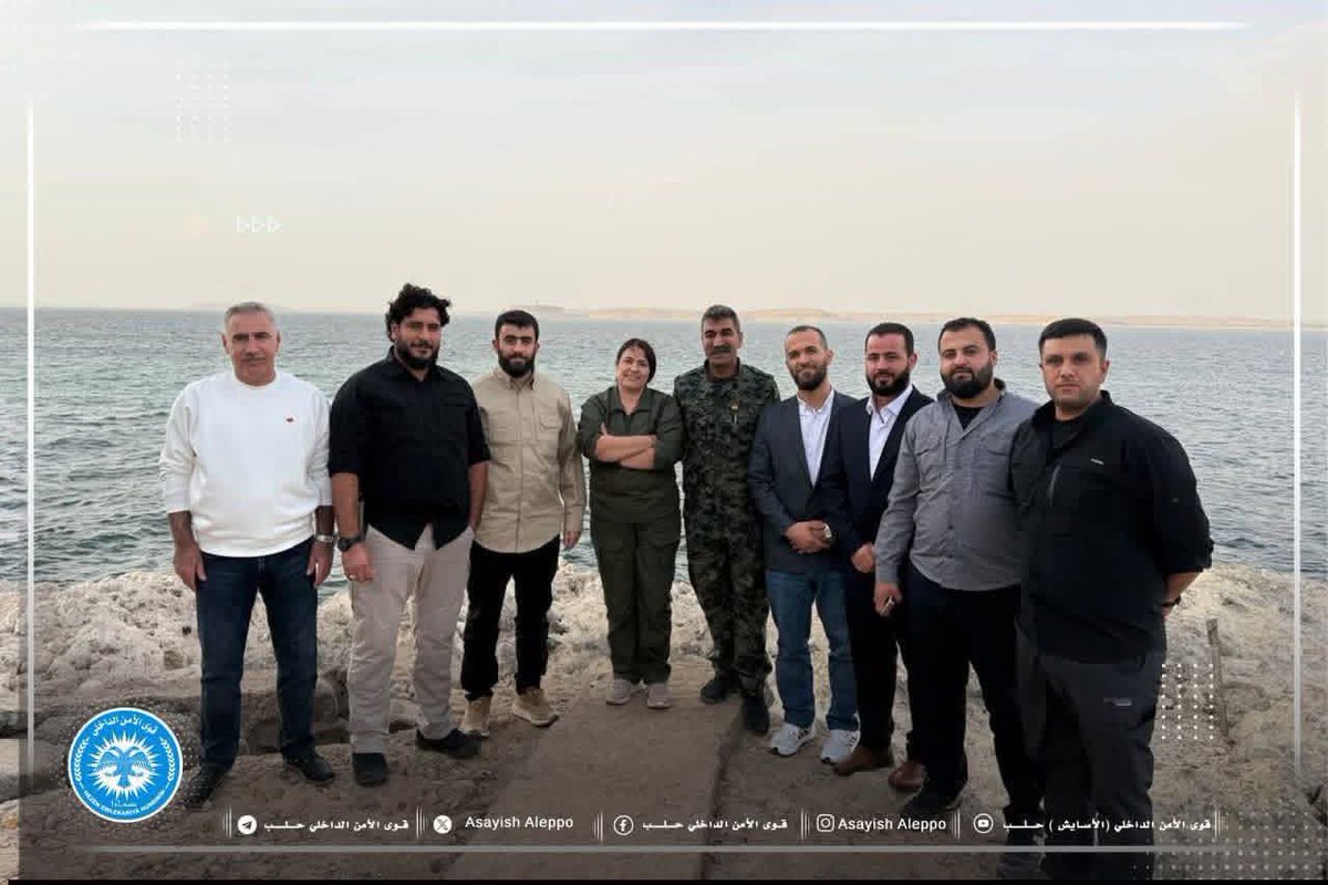 dailyrojava's tweet image. 🛑SDG Genel Komutanlık Üyesi Sipan Hemo Tabka’da Suriye İçişleri Bakanlığı heyeti ile bir görüşme gerçekleştirdi.
ABD ve Şam Hükümeti heyetlerinin Tabka'ya ziyaretinde SDG, iyi niyet göstergesi olarak daha önceki süreçlerde tutuklanan bazı HTŞ mensuplarını teslim etti.