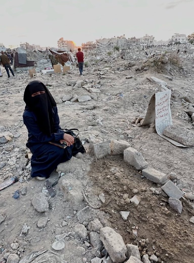 İslâm coğrafyasının göbeğinde aç, susuz, evsiz, kimsesiz çocuklar

Bunun vebali  omzunda!!!
#GazzeİçinHareketeGeç