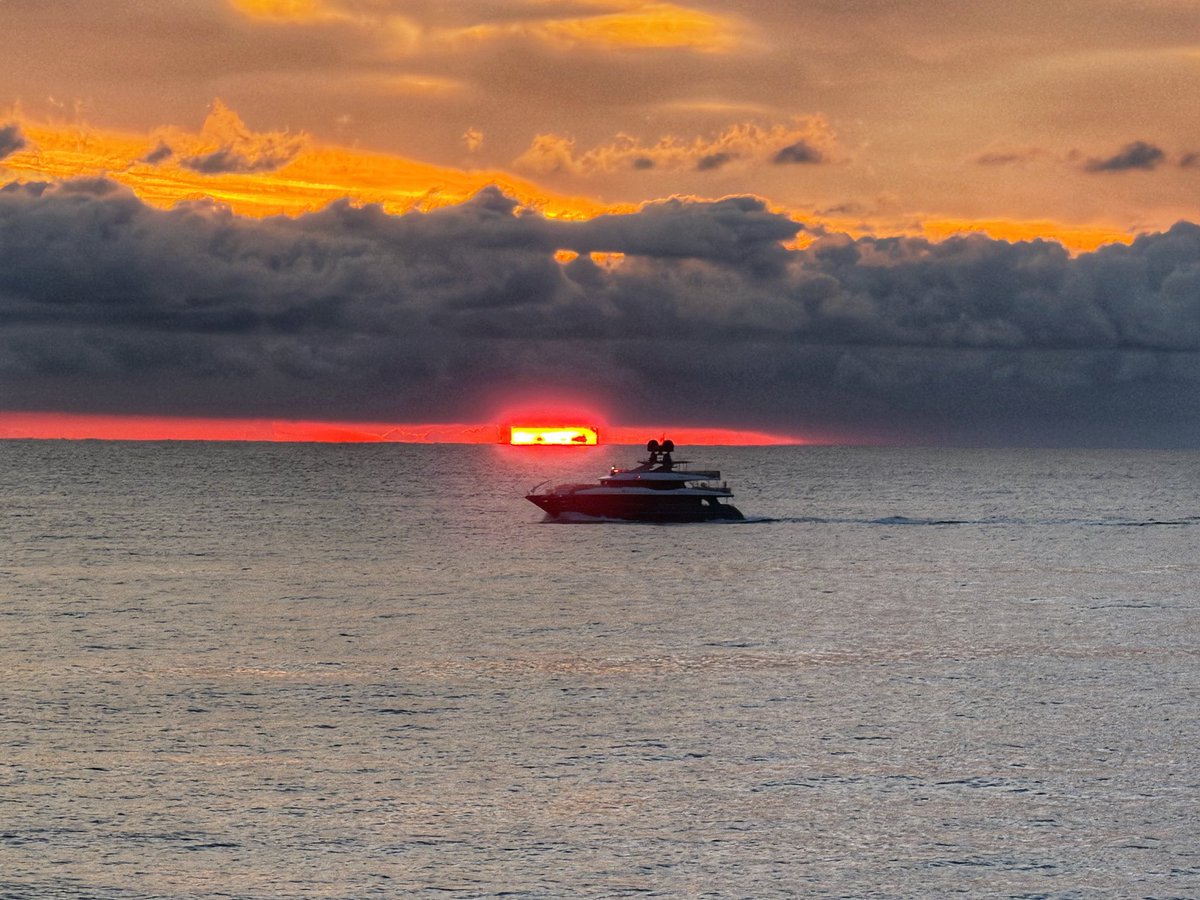 RidhaMoumen69's tweet photo. Premières neiges ♥️♥️♥️
#juanlespins
#lifestyle #cotedazurfrance #happyness #dolcevita #liberte #mediterranee #plage #amour #automne #photo #octobre #poesie #love #ciel #beaute #nature  #soleil #sunrise #sunset #bonheur #insolite #neiges 
 #france 🇫🇷 #italie 🇮🇹 #tunisie🇹🇳 #maroc https://t.co/NF2Sxci8DP