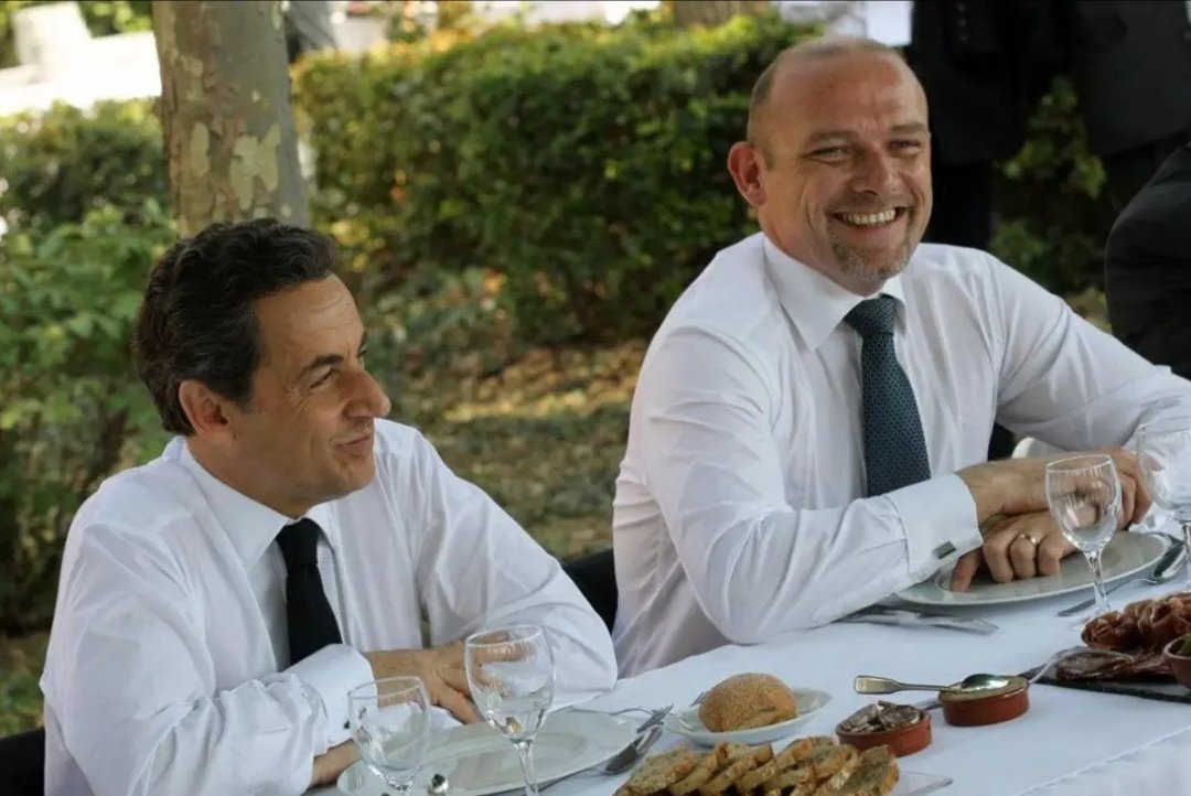 Aujourd'hui, je pense à l'homme, à sa famille et au grand Président. Et je reste bien évidemment honoré de l'avoir accompagné ces quelques années 
Fidèlement, soutien. <a href="/NicolasSarkozy/">Nicolas Sarkozy</a>