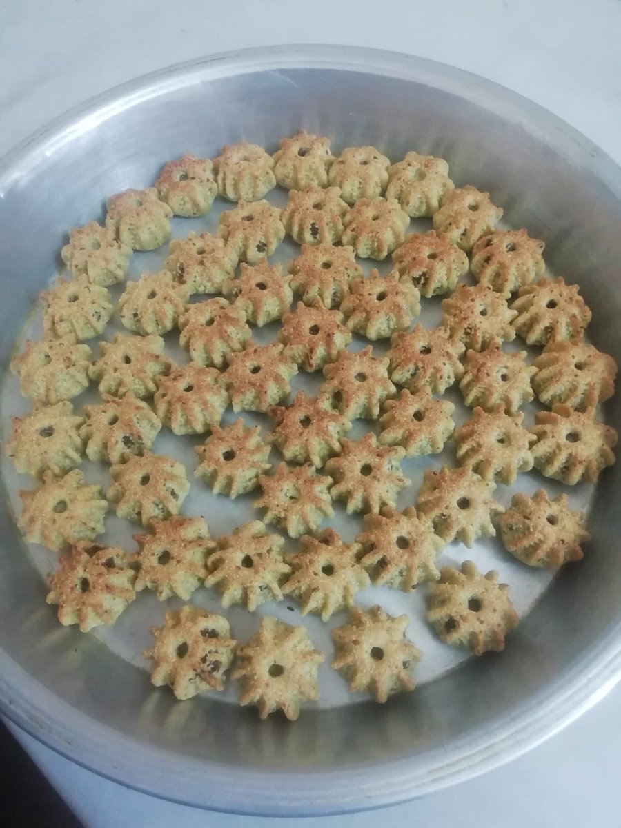 صباحكم هادئ وجميل 
لا يشبه إلا الورد في جماله وروعته 
صباح الورد وعطـر الورد
صباحكم. معمول 😍😍