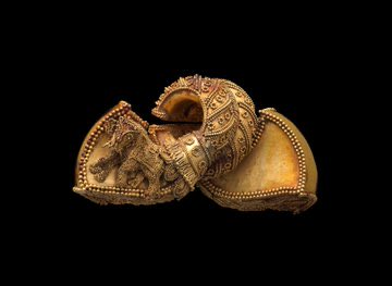 Parabrahman (@parabrahman47) on Twitter photo The Prakaravapra Kundala 
Period : (1 BCE – 1 CE)
Origin: Andhra Pradesh
Dimensions: 3.3 × 7.9 × 3.8 cm
Andhra Satavahana craftsmanship at its finest. A Lion roaring toward the cheek, An Elephant emerging in flex. 
Power on the inside, Elegance to the out. 🦁🐘
🔥⚔️
#Andhra The Prakaravapra Kundala 
Period : (1 BCE – 1 CE)
Origin: Andhra Pradesh
Dimensions: 3.3 × 7.9 × 3.8 cm
Andhra Satavahana craftsmanship at its finest. A Lion roaring toward the cheek, An Elephant emerging in flex. 
Power on the inside, Elegance to the out. 🦁🐘
🔥⚔️
#Andhra
