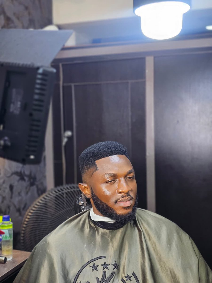 360fabzy's tweet photo. A good haircút is the best accessory💈

Send a dm to us today 
📍 Abuja 

Before and After https://t.co/hcJ4KRQjMO