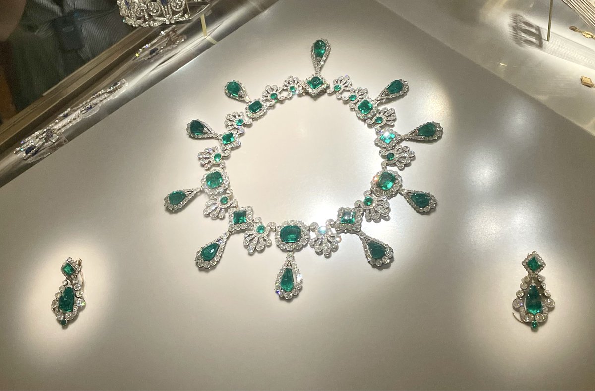 왕관은 훼손되어서 발견됐다고 함 다 해체한듯 온전한 형태의 모습은 이제 다시 볼 수 없겠구나