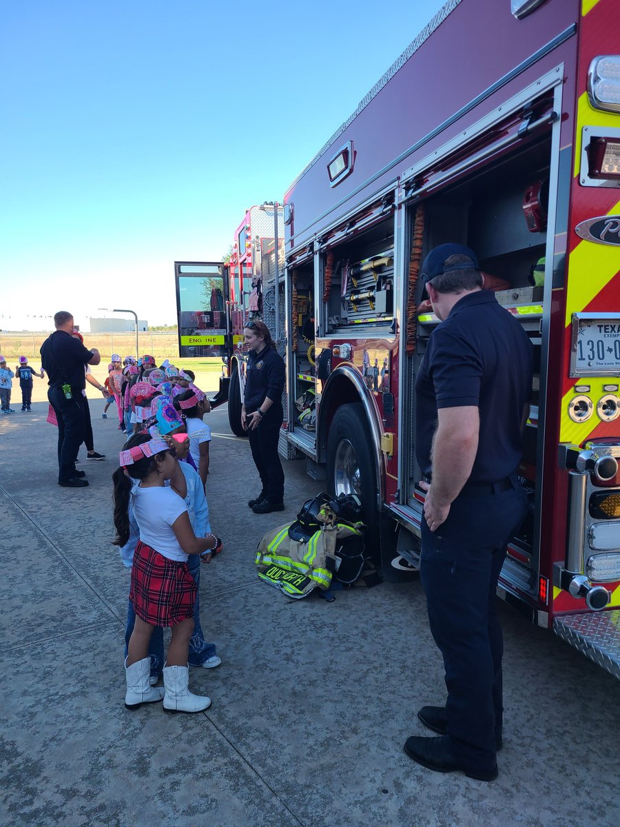 Ms_VillamizarBL's tweet image. Their faces as they walked out to meet the firefighters #priceless #firefighters #Community #heroes #kindergarten #Bomberos #HELPER #MRobPRIDE @CyFairISD #service @MRobinsonElem #thankyou @cyfairfd