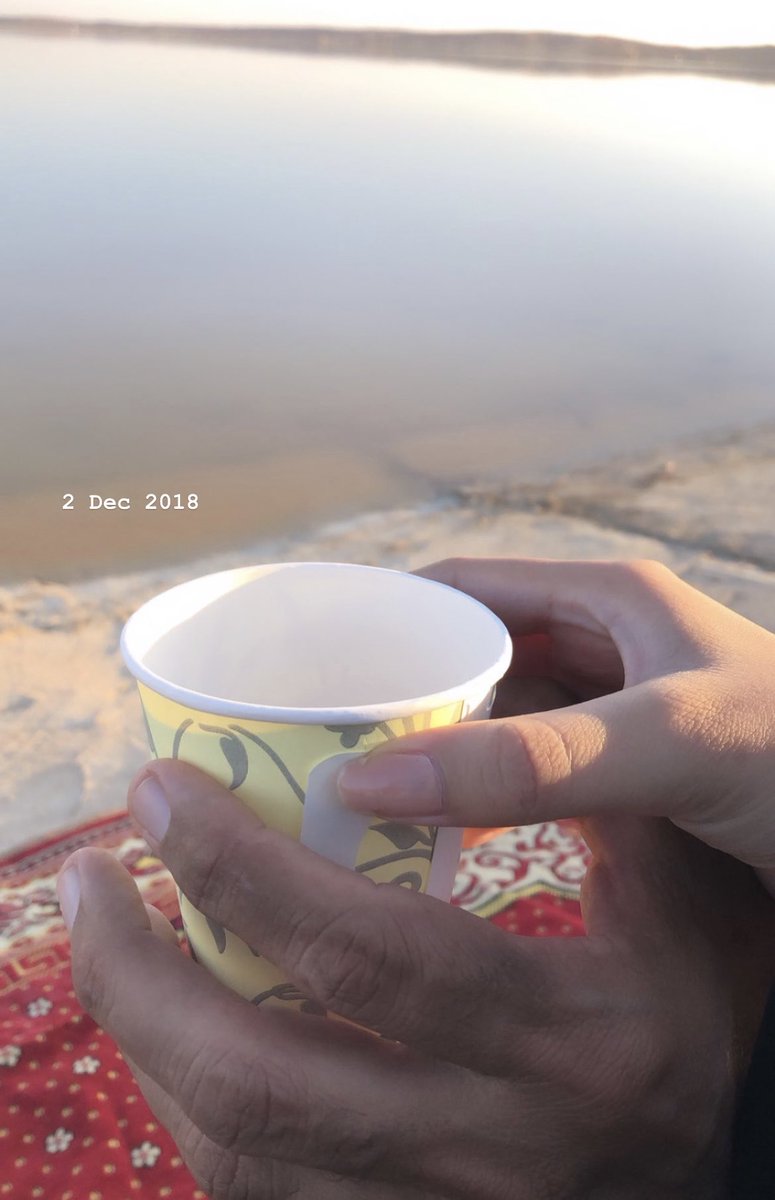 بابا 
كم اشتقت لهذه اليد الحنونه اللتي لطالما كانت مواساتي ، في الشدائد والافراح كنت اول من يقف معي دومًا 
اشتقت اليك شوقًًا عظيمًا ، لا الحروف ولا الكلمات 
تستطيع وصفه ..
يارب اجمعنا في جنات الفردوس❤️