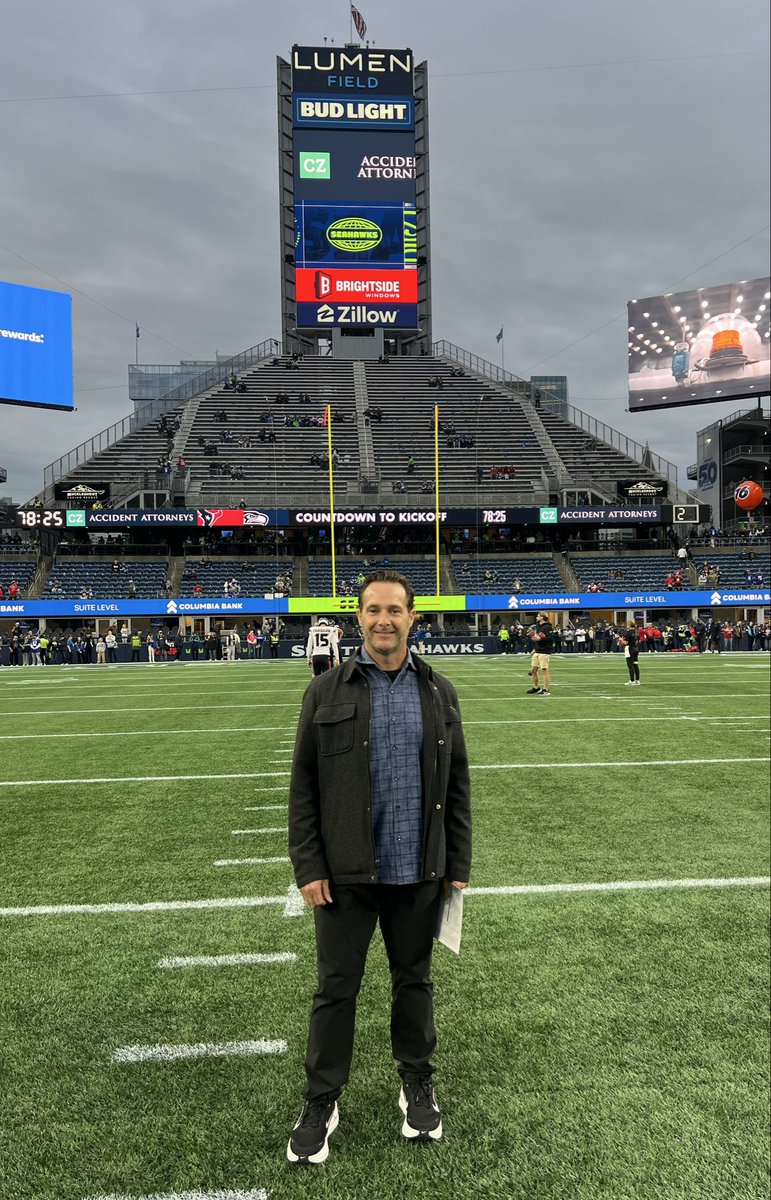bhofheimer_espn's tweet image. And shout out to #MNF’s ace booth spotter @blackfor3.

Mike returns to Seattle tonight where he was a placekicker at nearby Bellevue HS before kicking for @BroncoSportsFB. Tonight is Mike’s 3rd straight assignment this wknd after Ole Miss-UGA and SNF’s ATL-SF. Mike’s an all-star!