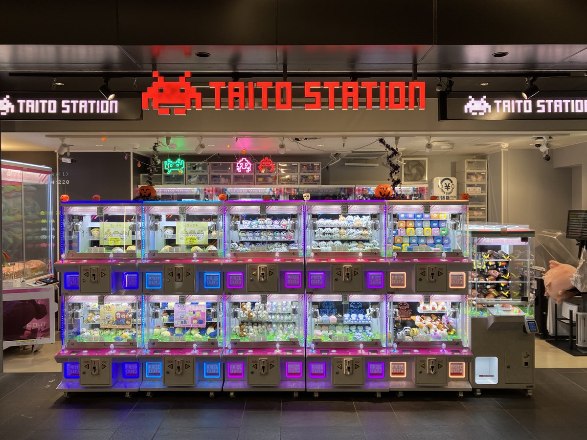 Taito_AkibaEW's tweet photo. 👾ハロウィンイベント開催👾

10月21日(火) 〜31日(金)の期間中
お菓子と1PLAY無料クーポンをプレゼント🎁✨

店内もハロウィン仕様にチェンジ🎃👻
ぜひ #タイトーステーション秋葉原東西自由通路店 にお遊びに来てください！！
ご来店お待ちしております🍬💕

#タイトー #タイステ #秋葉原 https://t.co/ncpiOmwiTP