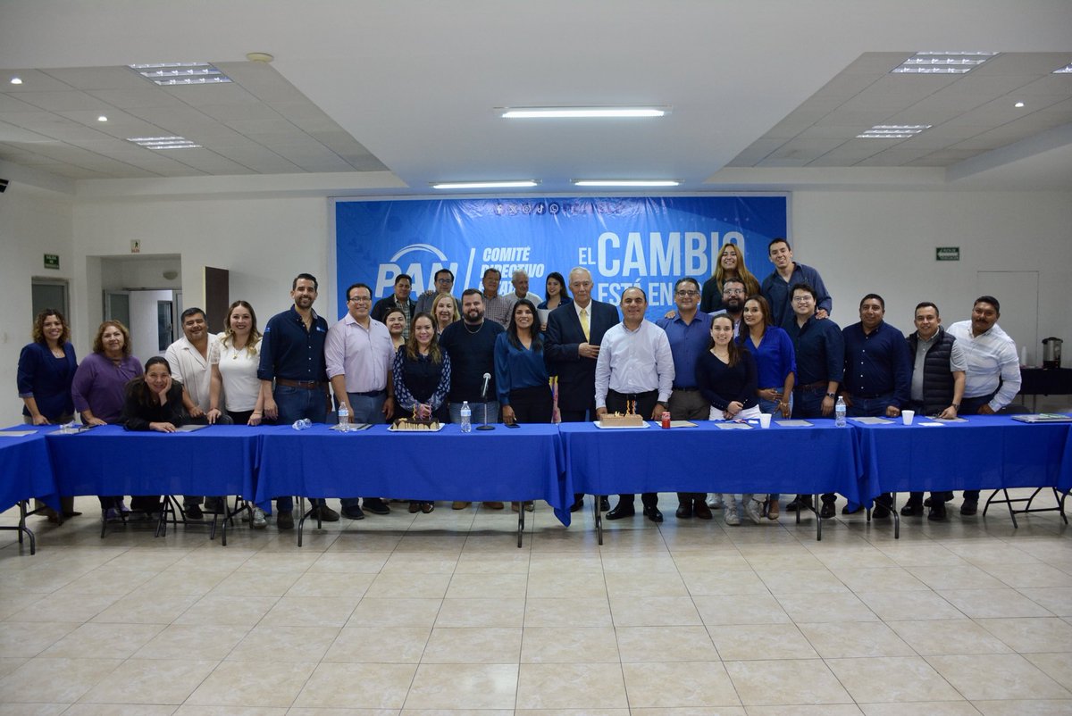 Acción Nacional SLP (@panslp) on Twitter photo Hoy celebramos nuestra Sesión Ordinaria de la Comisión Permanente de @AccionNacionalSLP 🇲🇽💙.
Dialogamos sobre temas clave para el partido 🤝 y cerramos festejando a nuestros cumpleañeros del mes 🎂🎉.
#DefendiendoAMéxico #AcciónNacional 💙 #ElCambioEstáEnAcción Hoy celebramos nuestra Sesión Ordinaria de la Comisión Permanente de @AccionNacionalSLP 🇲🇽💙.
Dialogamos sobre temas clave para el partido 🤝 y cerramos festejando a nuestros cumpleañeros del mes 🎂🎉.
#DefendiendoAMéxico #AcciónNacional 💙 #ElCambioEstáEnAcción